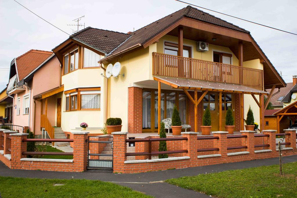 Marina-Buek Apartmanhaz Номер фото